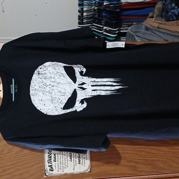 Marvel Black Tee with White Skull DesignNWT - Picture 1 of 3